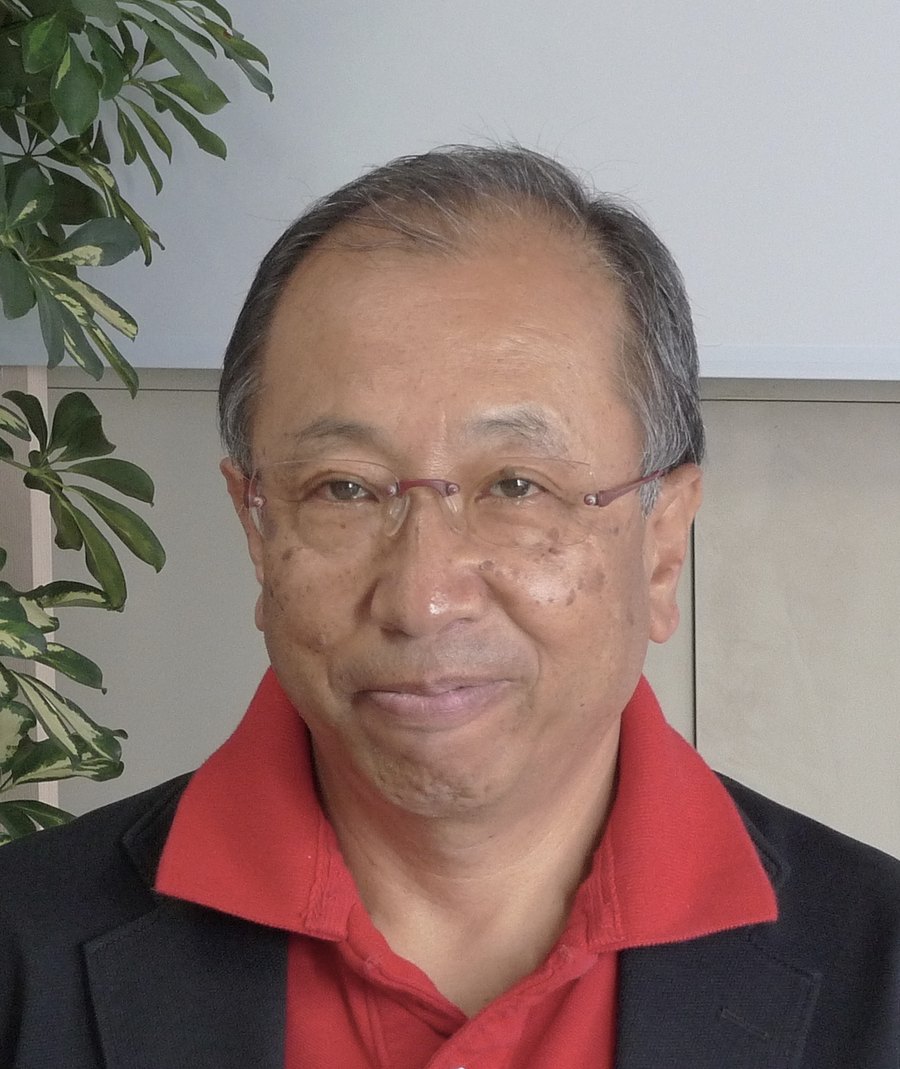 代表取締役社長 富田直美。赤いポロシャツで正面を向いている