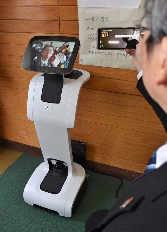 不登校解消へロボ導入　自宅から遠隔操作で授業受け　熊本市立の小中校で検証　教諭、同級生らと会話も　／熊本