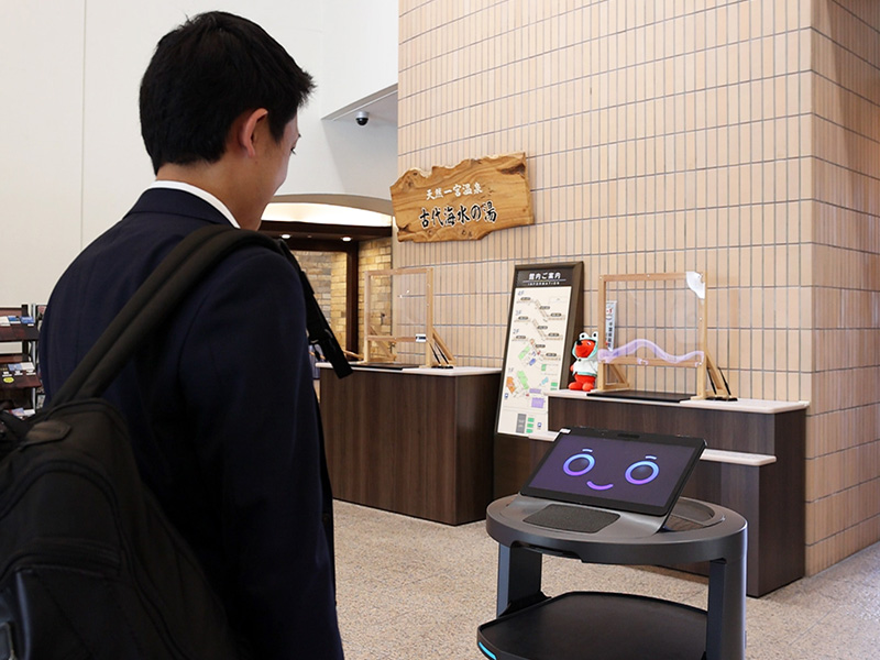 ロボットとドローンを活用した“一歩先”のホテル作り来客対応と配膳をするロボットの実演動画も公開！