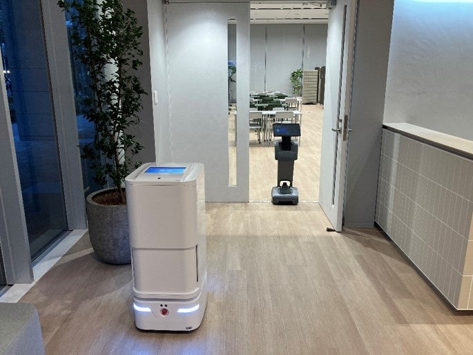 サービスロボットの群管理方式の国内標準化に向けた規格案を策定し、本社ビルにて実証実験を実施
