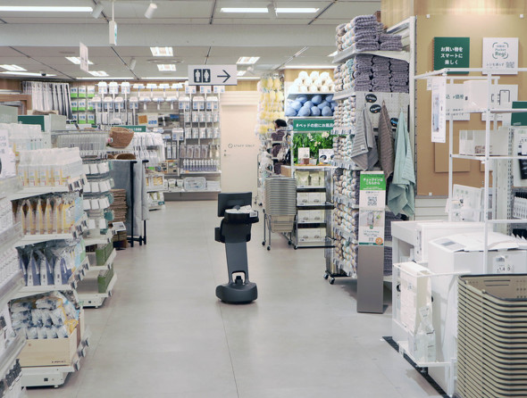カインズ、初の都心型店に「ロボット」再投入　グミ背負い、店内をウロウロ