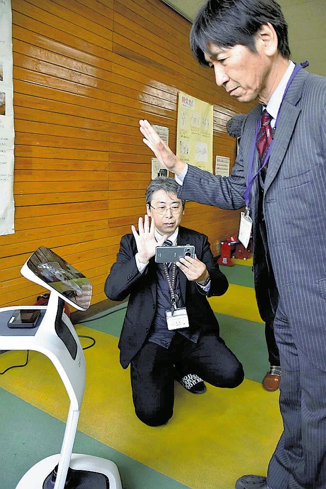 不登校や病気の子ども　「分身ロボット」で授業参加　スマホ操作　熊本市立小・中に導入 「不安解消の一歩に」